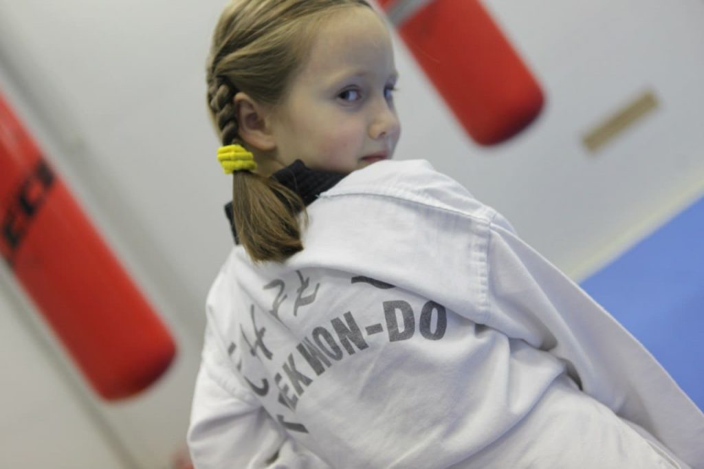 Девочка на занятиях единоборствами