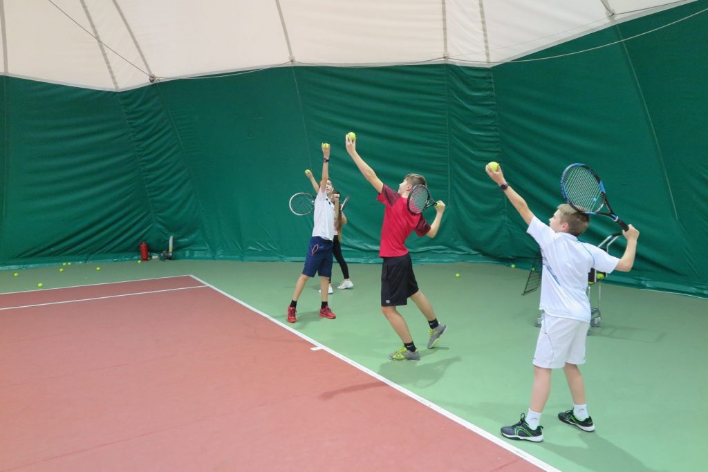 Во сколько лет отдавать ребенка в большой теннис